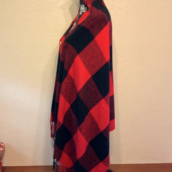COTTAGE COZY NWT ONE SIZE BUTTON SCARF WRAP SHAWL IN RED & BLACK PLAID - Picture 2 of 6